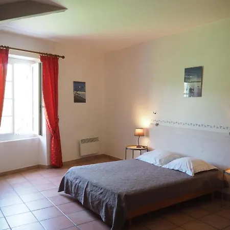 Holiday home Pretty Stone House With Terrace And Garden, Lussan
